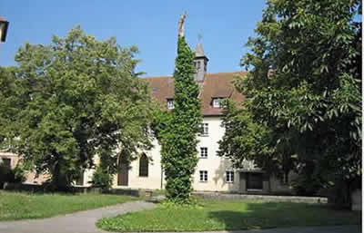 Seminargebäude: Verkauf großes Schlossanwesen mit 31 ha Land, zusätzliche Baumöglichkeiten, zentrale Lage